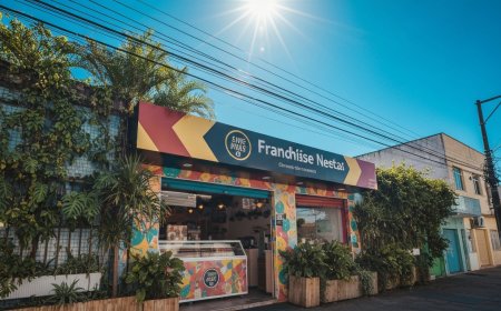Vendedor de pastel nordestino sorrindo com barraca de rua colorida e movimentada no Brasil