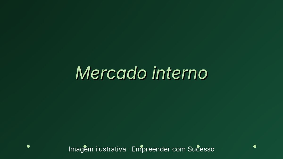 Engenheiro inspecionando equipamento industrial