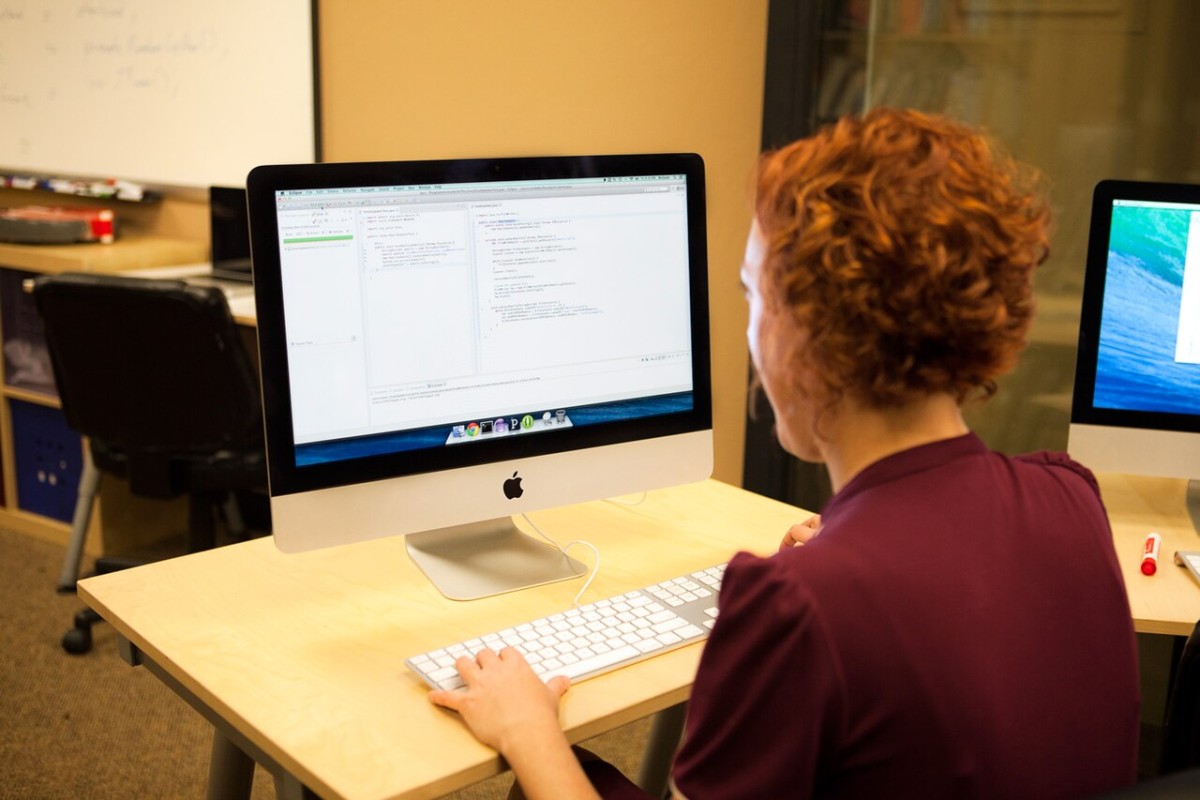 Empreendedora em escritório com quadro de planejamento
