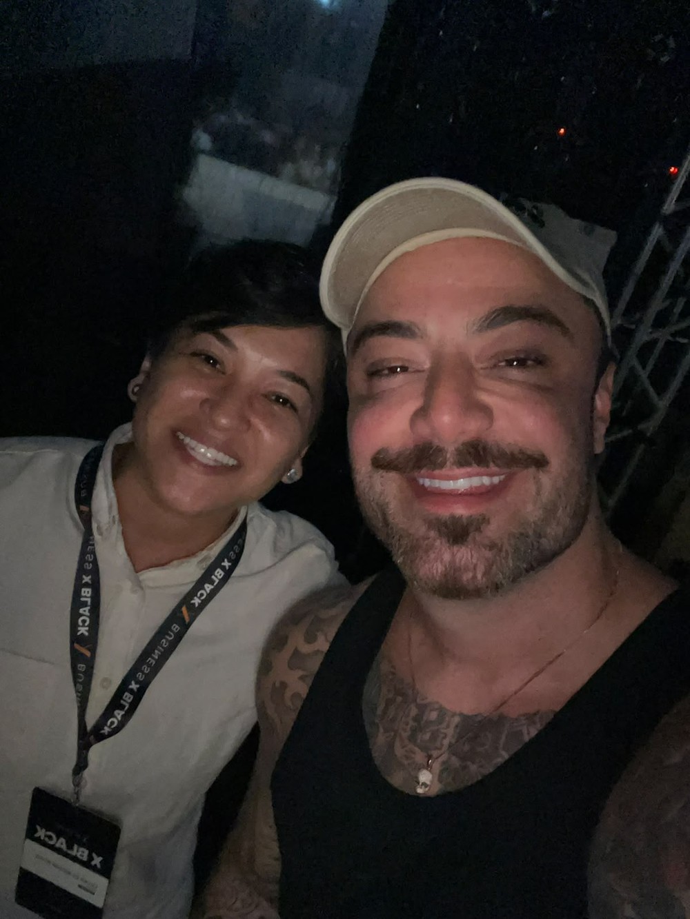 Felipe Titto e Laura Alves sorriem lado a lado em evento noturno